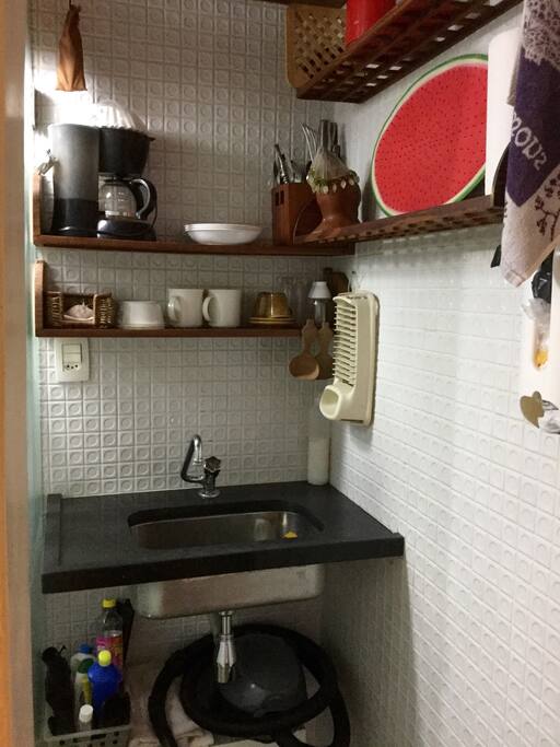 Copa mínima com louça e cafeteira