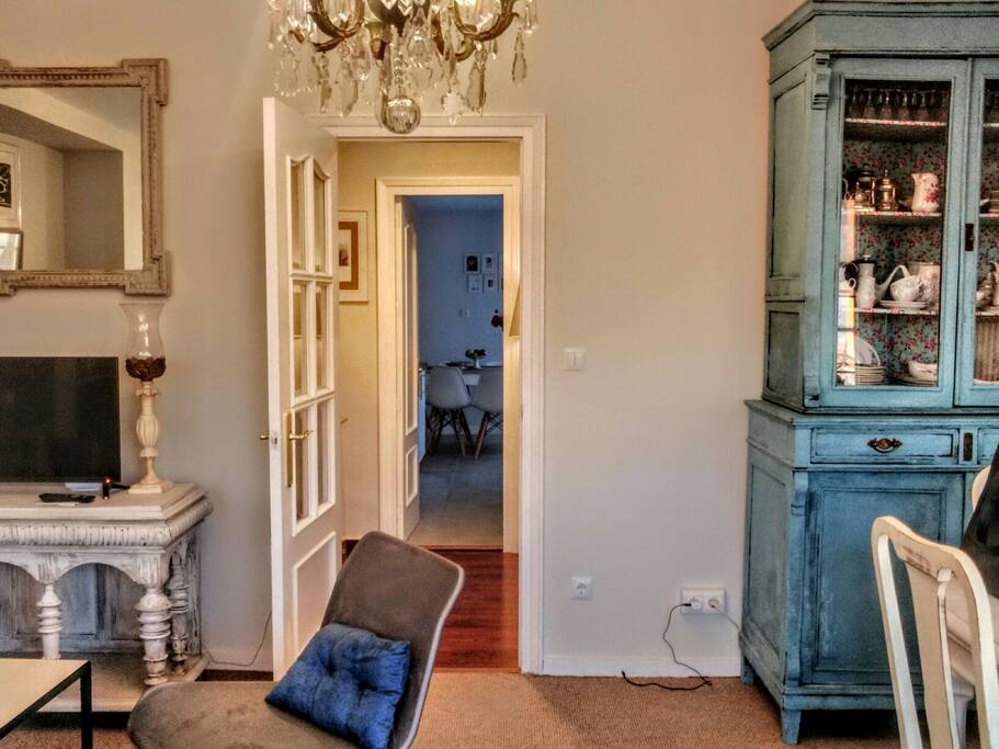 Salón y al fondo, cocina