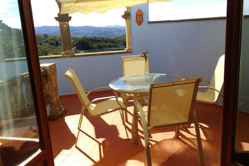 La terraza de la planta baja, acogedora y con muebles modernos y cómodos