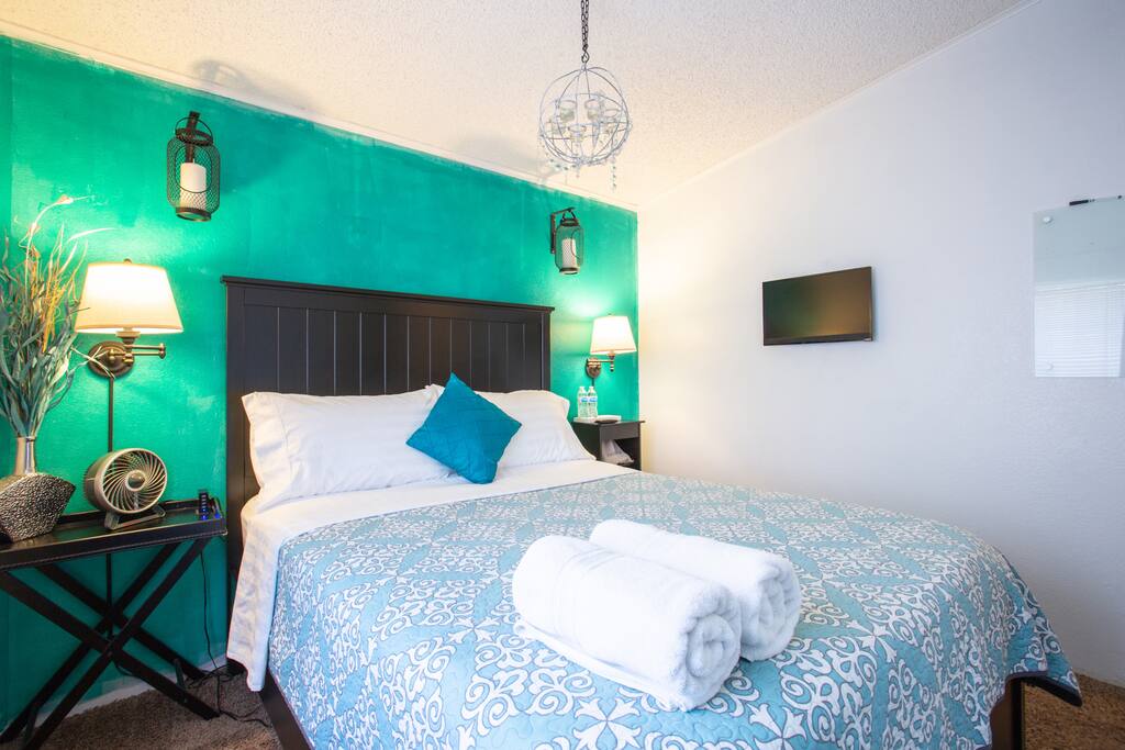 The room has a queen size bed, we provide towels, robes and TV entertainment with Netflix and hulu plus
