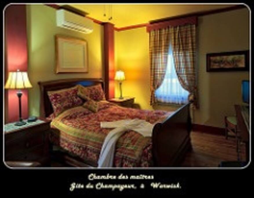 Chambre Des Maîtres , au rez-de-chaussée. ( salle de bain attenante , climatisation, lit Tempur Pedic , télévision avec câble et Wi-fi )