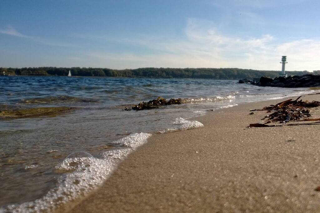 Der Strand am Friedrichsorter Leuchtturm ist mit dem Auto in nur 30 Minuten erreichbar. Mit Bahn und Bus ist in ca. 50 Minuten.
The beach at the Friedrichsorter lighthouse can be reached by car in just 30 minutes. By train and bus in about 50 minutes.