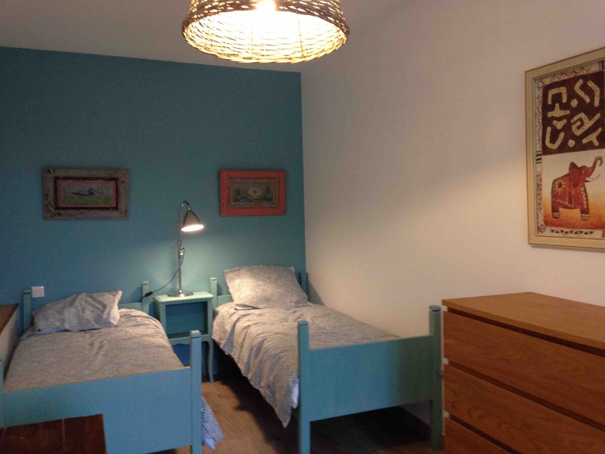 卧室n * 2 ：

 3张床， 1人 