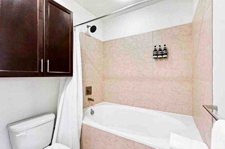 2 Spacious Bedrooms for ACL gallery image 5