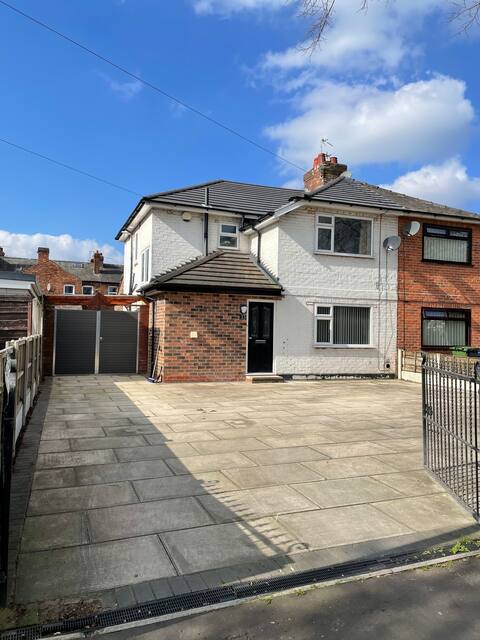 Cheerful 3 bedroom home in Urmston Town Centre