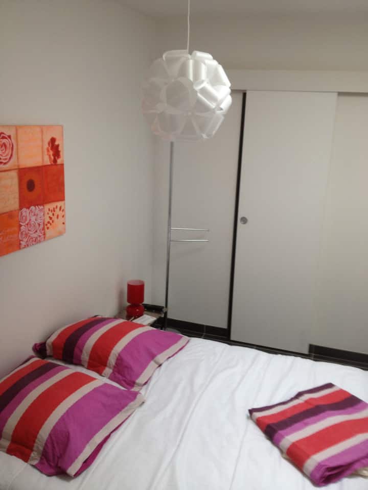 - ห้องนอน 1 - เตียงคู่ - ห้องน้ำ - ห้องแต่งตัว