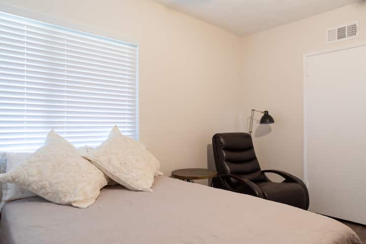 North Upland pool home with its own private bathroom.
Near Euclid Avenue walking trail
10 minutes to Claremont Colleges
Non smoking
No pets