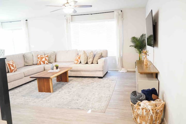 Modern 3 Br, 2.5ba Desert Villa W/ Hot Tub - Surprise, AZ