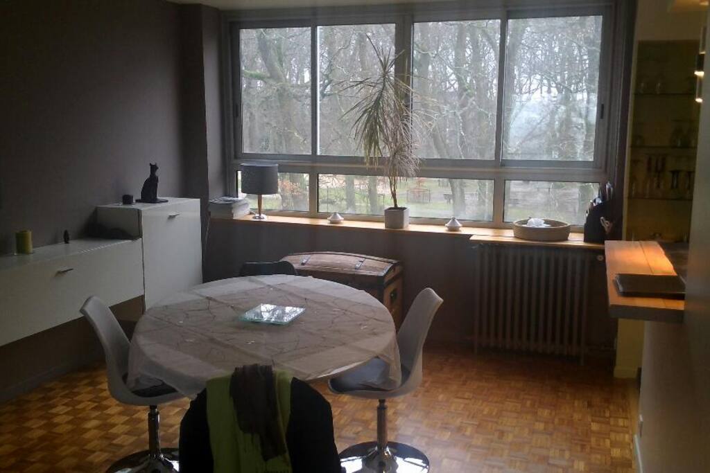 Salle à manger ouverte vue sur parc boisé