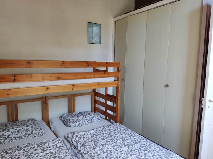 卧室# 2
双层床尺寸为80x200，专为体重60公斤以下的儿童设计