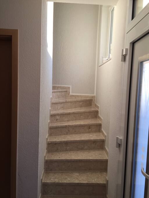 Treppe zum Schlafzimmer und Badezimmer