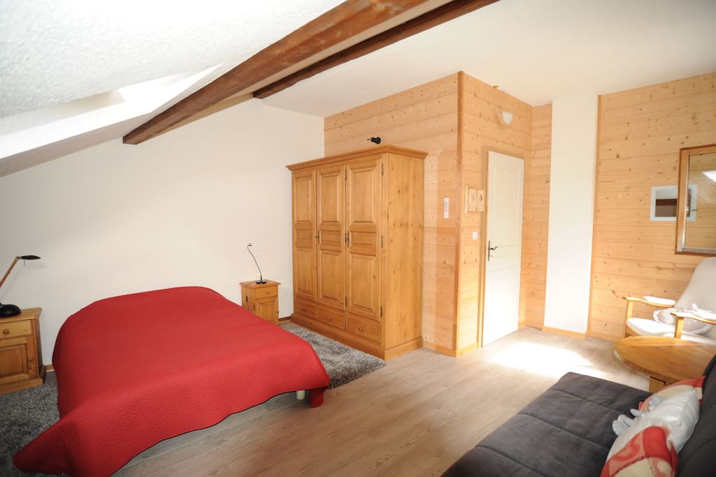 Chambre parentale avec lit double 1.40m , canapé double convertible (1.40m) + lit bébé