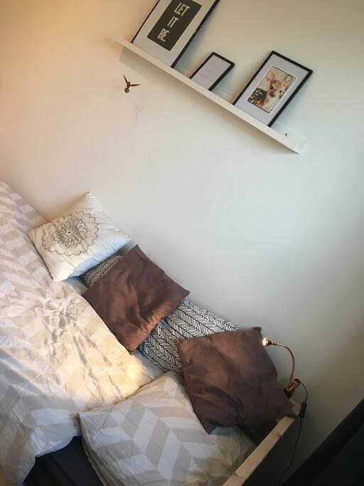 Het bed is 80x200, en verstelbaar tot een 2-persoonsbed