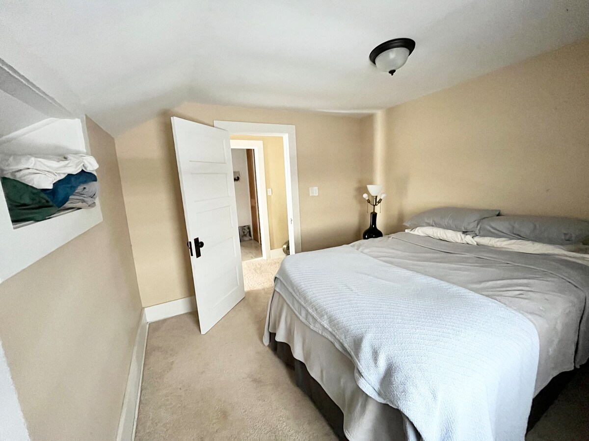 Esta habitación incluye una cama de tamaño completo, armario y estante para cubículos.