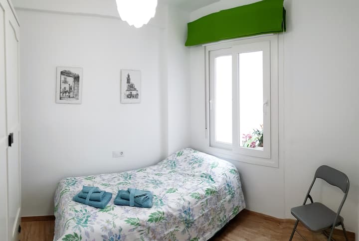 dormitorio con dos camas individuales