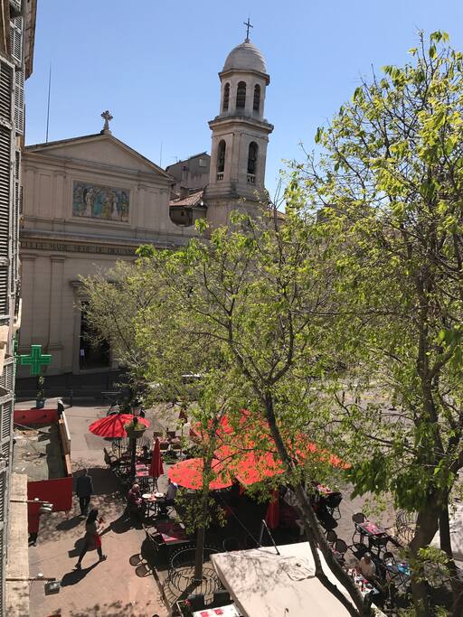 place avec vue dégagée . Eglise Notre dame du Mont