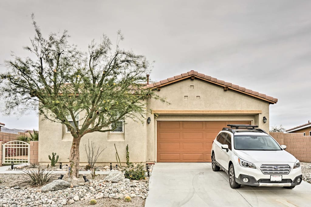 This newly renovated home for 6 sits minutes from golf courses and shopping.