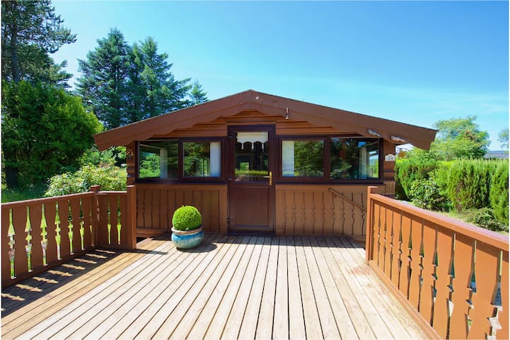 Couples' Log Cabin With Countryside View