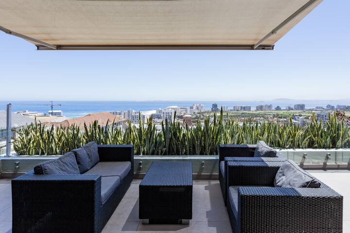 Savor Uninterrupted Views at Spacious Green Point Apartment gallery image 4