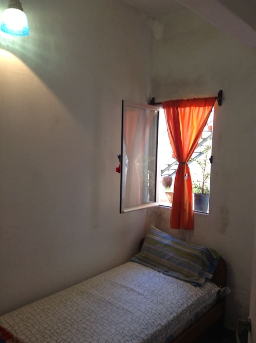 Cuarto 1: En este momento - Agosto 2017+ y hasta el 2018 inclusive - este cuarto esta alquilado a un estudiante de la Universidad de Filosofía y Letras.