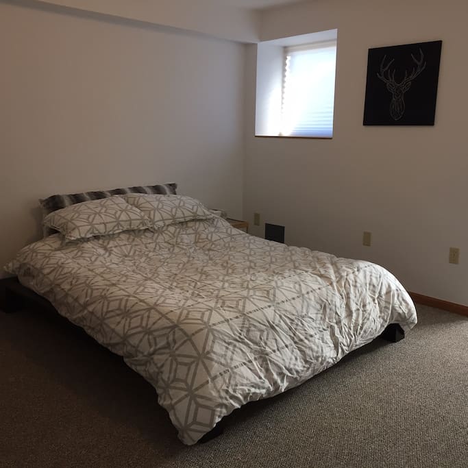 Bedroom with queen sized bed