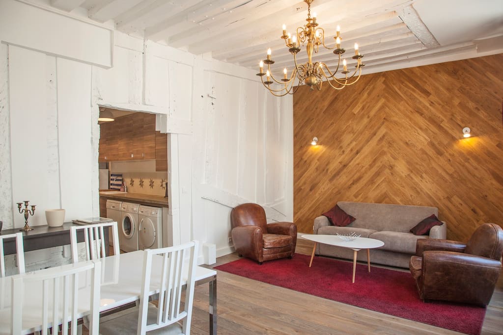 Un salon cosy équipé d’un canapé lit !
