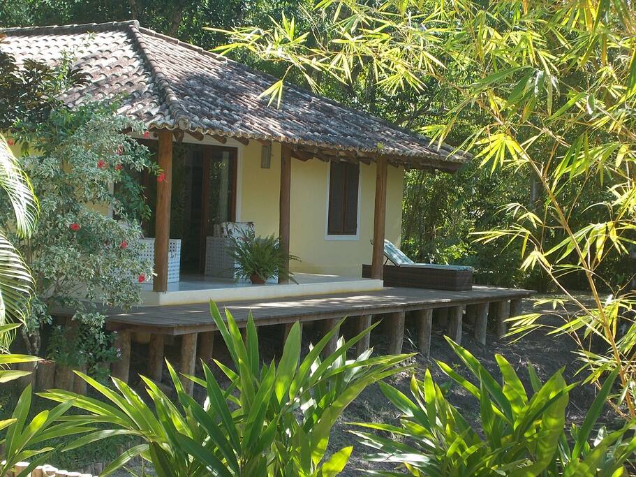 Casa Onça ao margem do rio com quatro deques