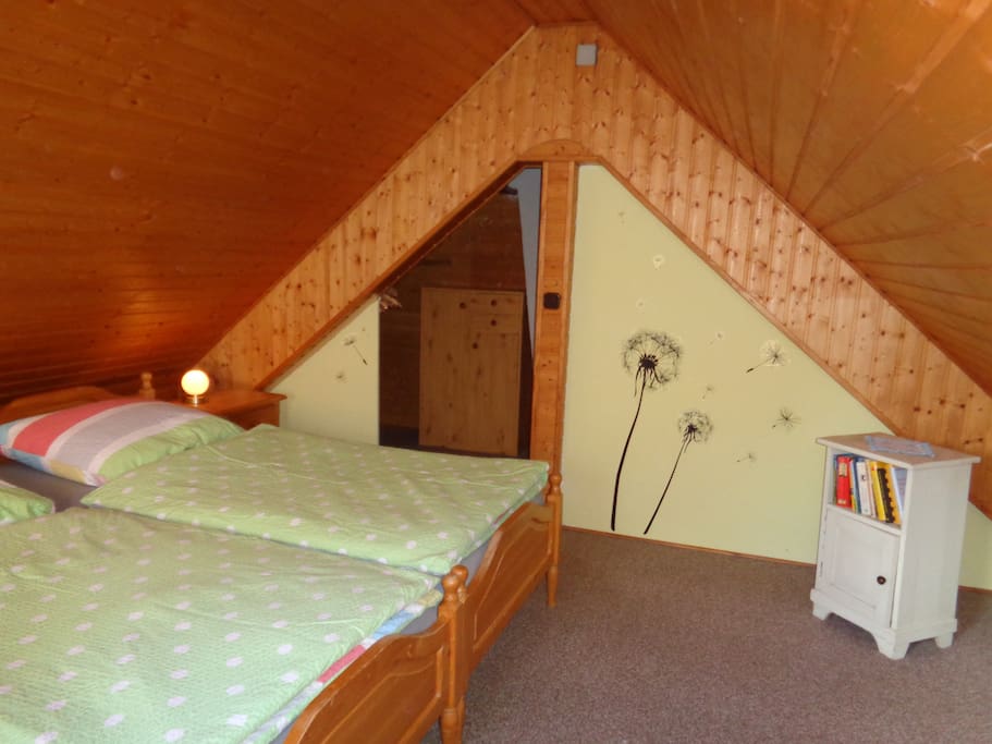 Schlafzimmer unter dem Dach