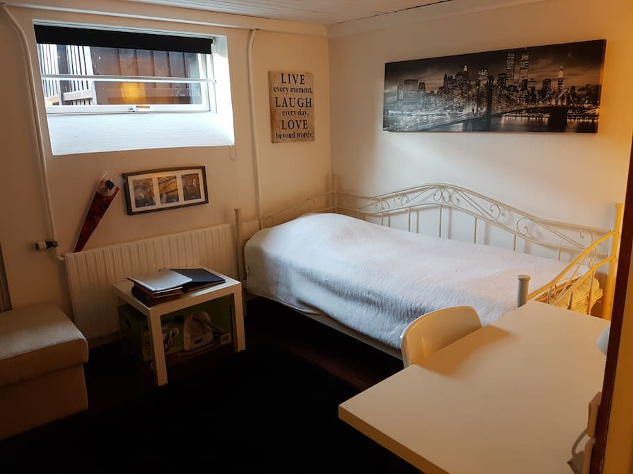 Bed Room 1 (1 Person)