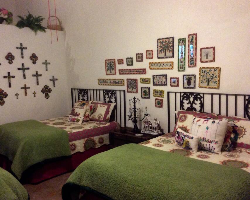 Suite #4) Cuarto lleno de arte Mexicano hecho a mano. Room filled with handmade Mexican art.