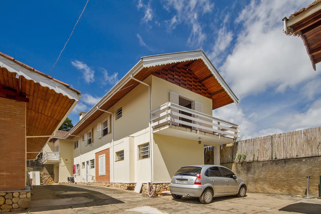 Localizada em um terreno com três lindas casinhas, essa encontra-se no piso superior.