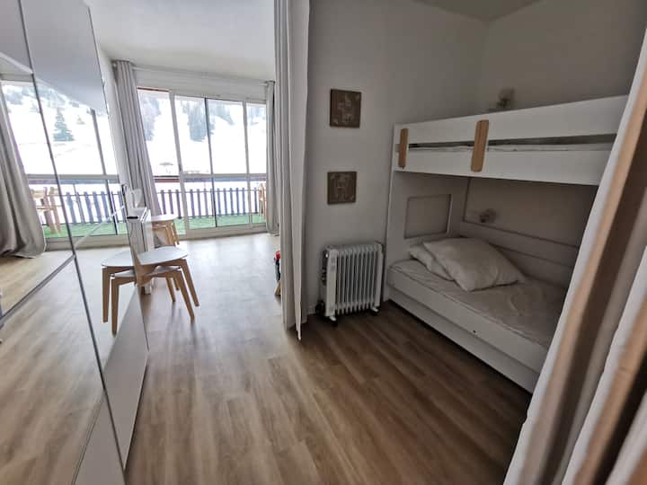 Habitación con 2 literas y 1 cama cajón debajo de la cama de abajo ..
El dormitorio está cerrado por una cortina opaca 