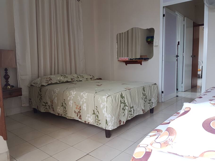 HABITACION CON CAMA DE 2 PLAZAS Y UNA PERSONAL