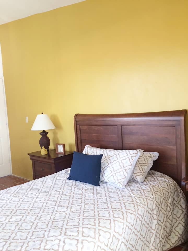 ห้องนอนขนาดควีนไซส์พร้อมระเบียงวิวสวน