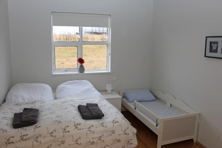 الغرفة 4: سرير مزدوج وسرير فردي للأطفال حتى 10 سنوات