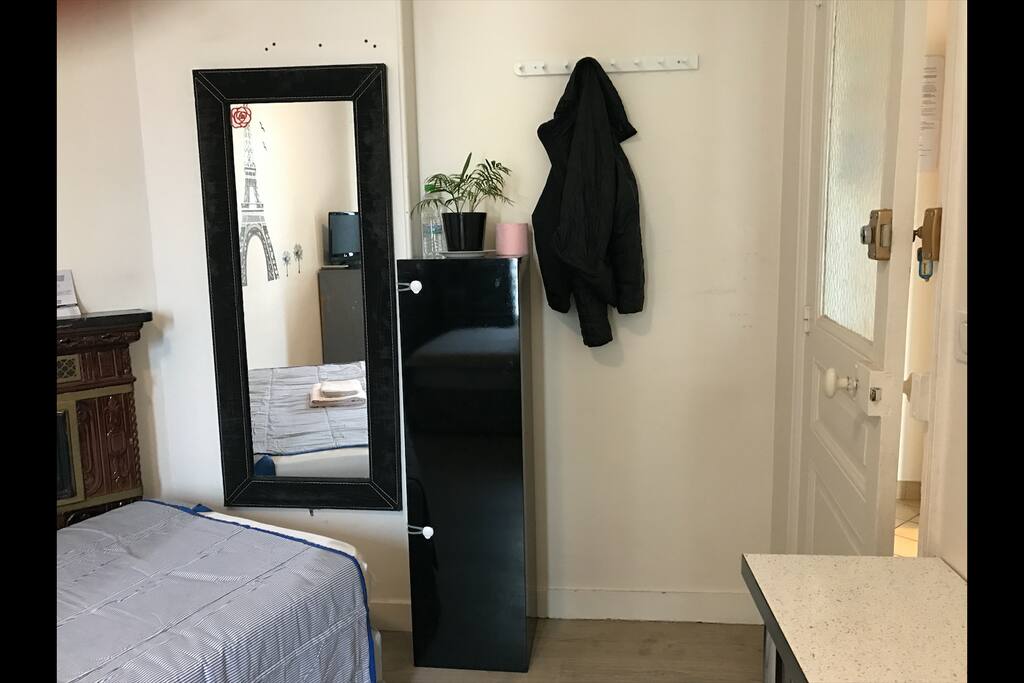Chambre est lumineuse et il y a un sèche cheveux à disposition