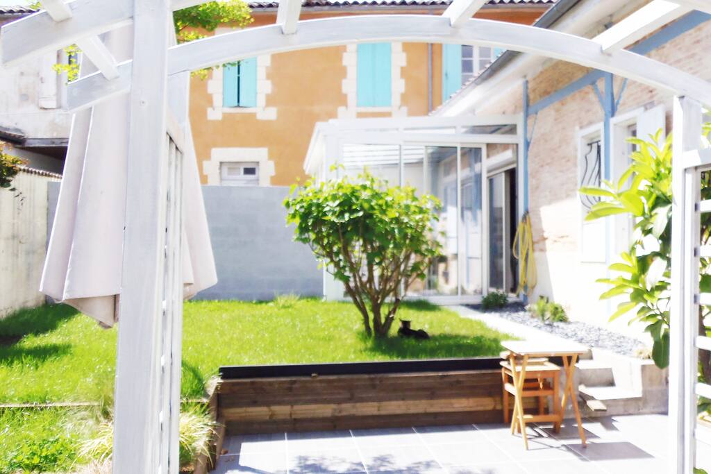 Accès au jardin par la terrasse de 25 m2. A droite de la terrasse, un cellier, pratique pour le rangement de matériel (accessoires plage, vélos etc..). Table et chaises d'extérieur.