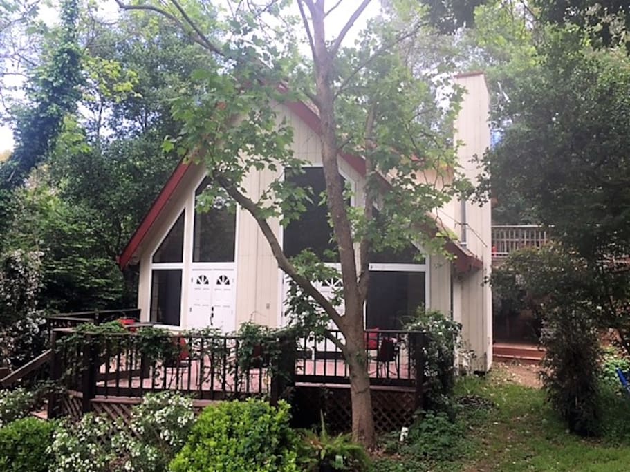 Lovely secluded setting close to Hwy 37, Stonetree Golf Club, Infineon Raceway, 30 minutes from San Francisco and the Napa Wineries.