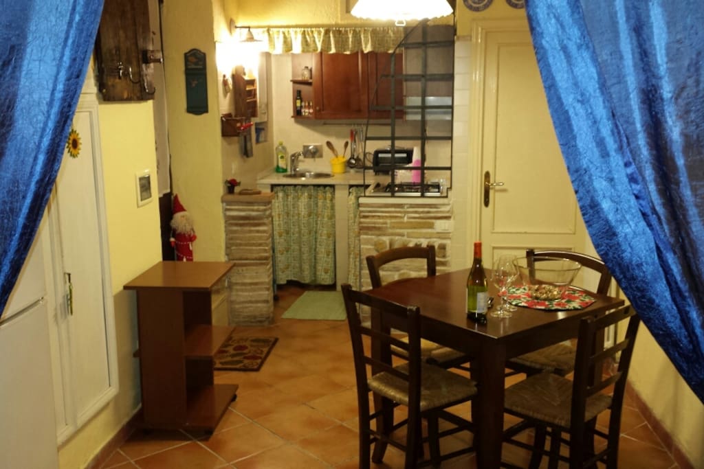 Vista dell'angolo cottura dal soggiorno.
Angle view from the living area.