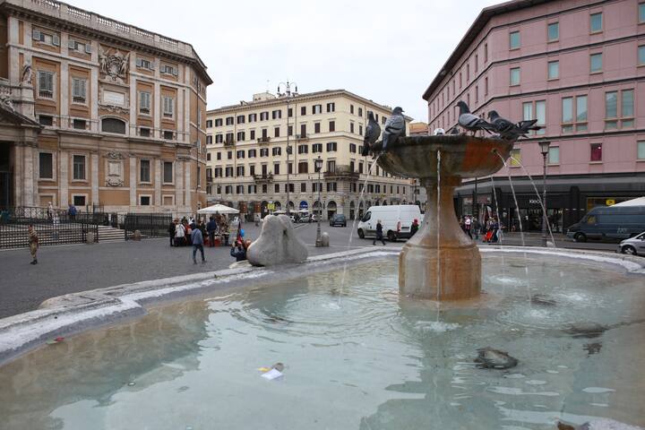 Enjoy apartment luxury in Rome gallery image 2