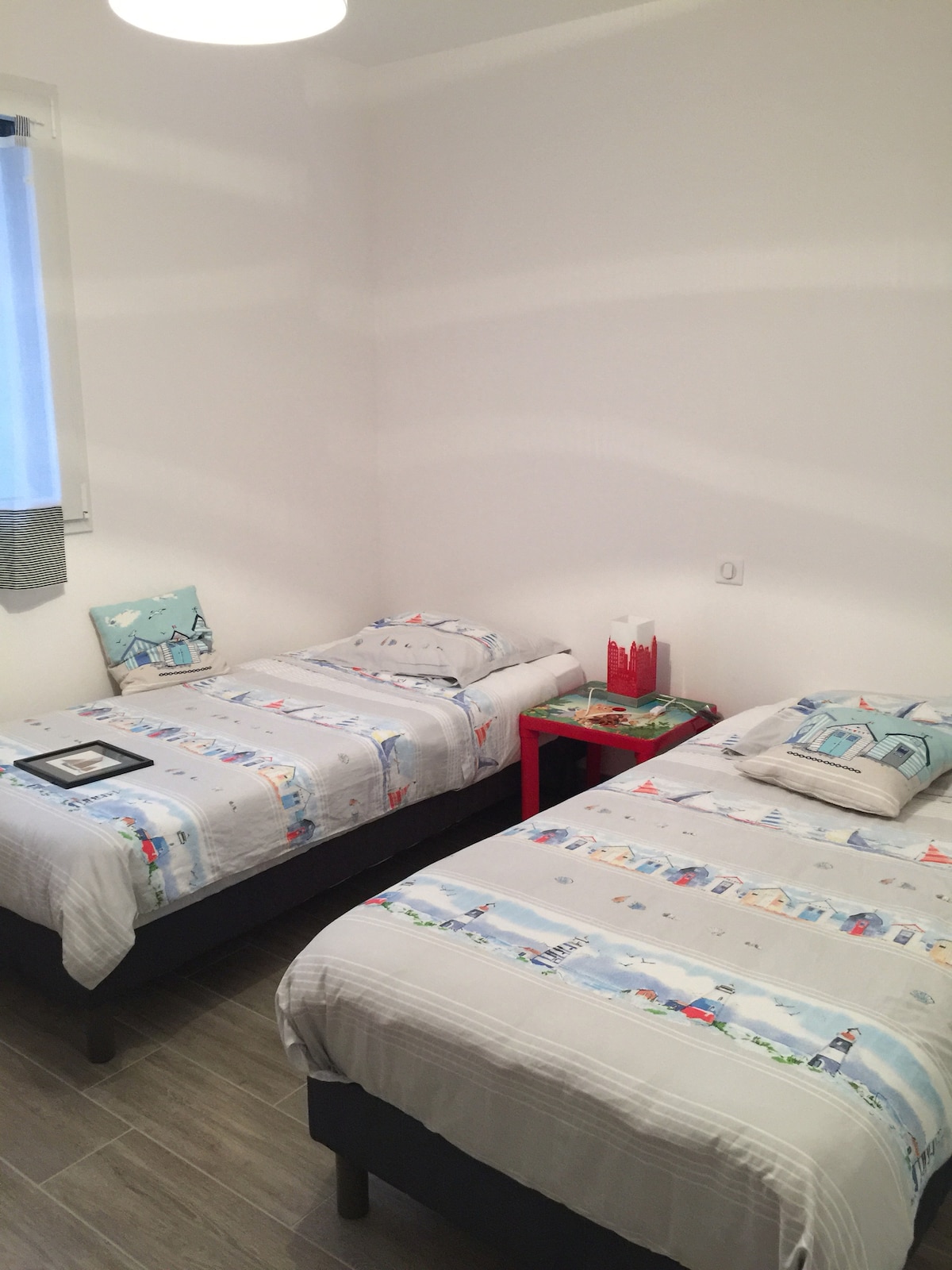 Soba s 2 kreveta od 90 i velikim ormarom