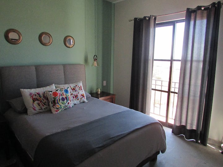 Chumba kikubwa cha kulala chenye nafasi kubwa na kitanda cha Queensize. 
Chumba kikubwa cha kulala na kitanda cha ukubwa wa malkia.