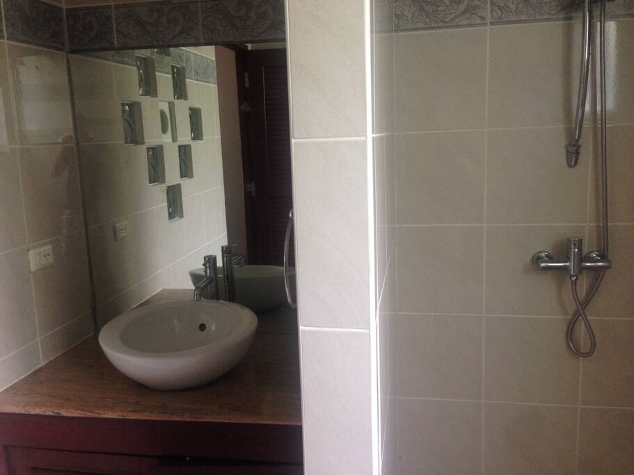 Waschtisch und Dusche