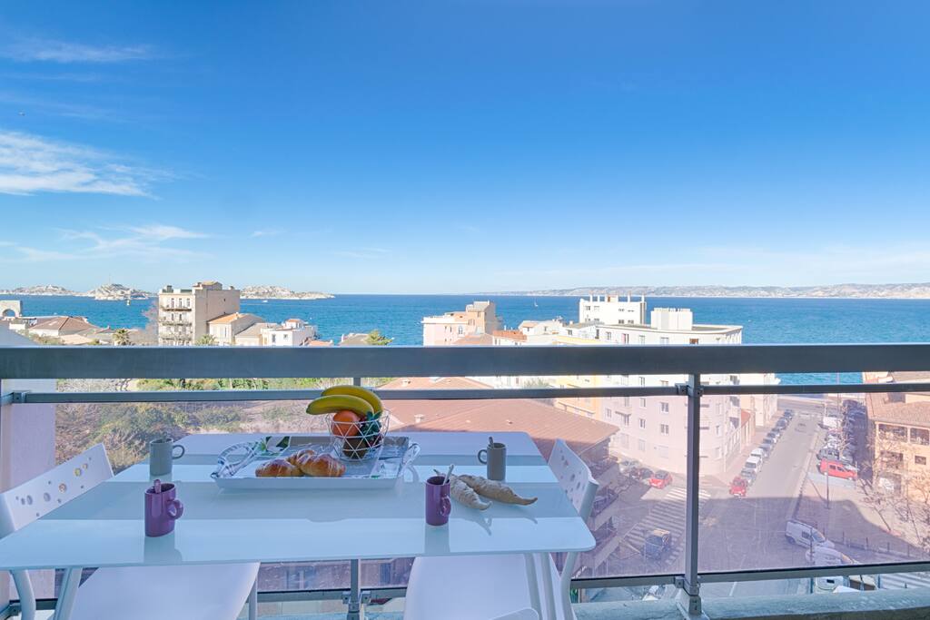 Prenez vos petits-déjeuners avec cette splendide vue mer / Have your breakfast with this splendid sea view