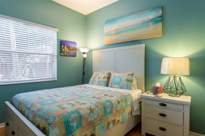 Florida Style Private Bed & Bath