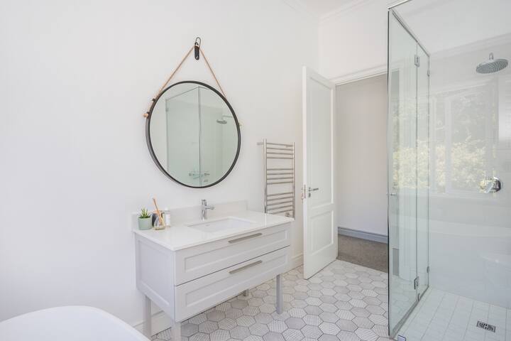 River Mountain – family home in Bishopscourt gallery image 4