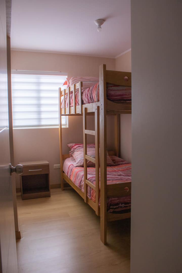 غرفة بسرير بطابقين لشخص واحد  