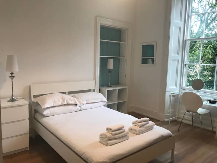 Dhomë gjumi dyshe 3 - kjo dhomë ka një dritare në pjesën e pasme të pronës dhe dhomë dushi të rinovuar kohët e fundit.