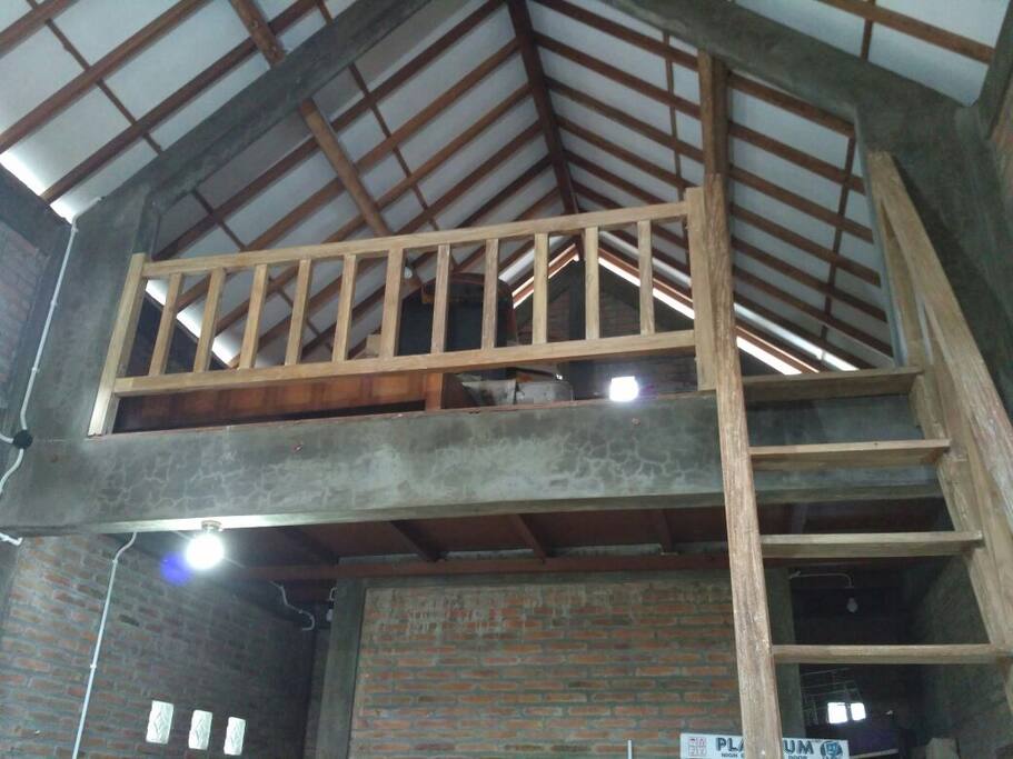 Three floor beds on the attic.
Loteng bisa menampung 3 kasur tambahan, tanpa tempat tidur.