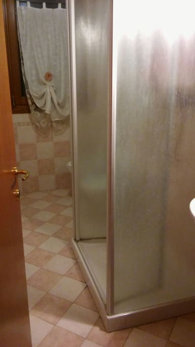 Wc, bidet, doccia, lavandino